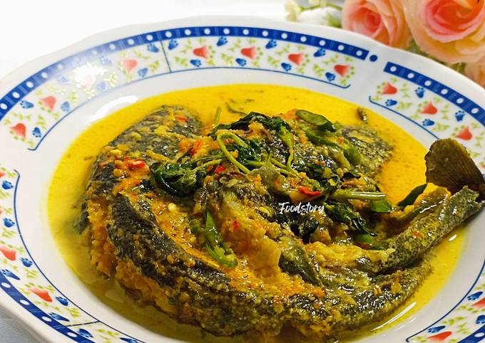 Mangut Lele: A Smoky, Spicy Serenade from the Heart of Java