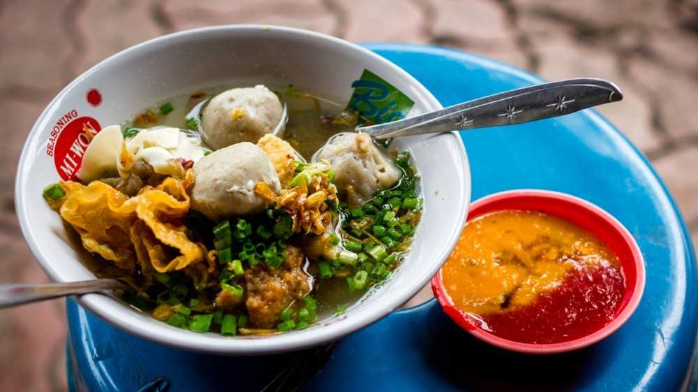 Of course. Here is a 1,200-word article about Indonesian street food.