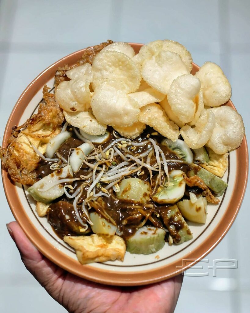 Tahu Tek: The Rhythmic Sound and Savory Soul of Surabaya Street Food